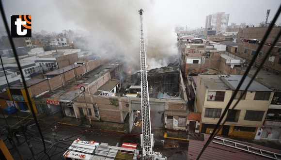 Breña: Incendio de madrugada en almacén