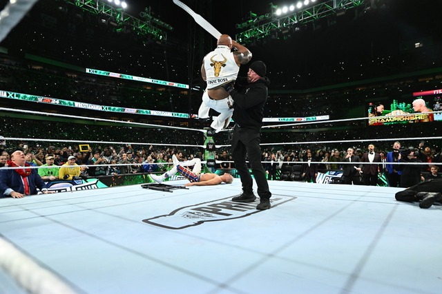 En una noche de grandes emociones, concluyó el reinado de Roman Reigns en WWE. Cody Rhodes es el campeón y la lucha tuvo la intervención de The Rock, The Undertaker y John Cena. (WWE Corp)