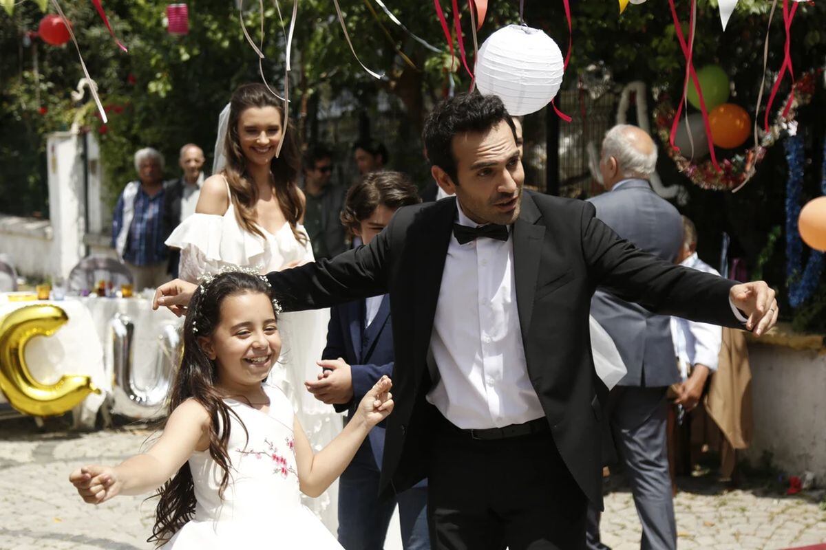 Öykü y su padre Demir en el final de "Mi hija", la exitosa telenovela turca (Foto: Med Yapım)