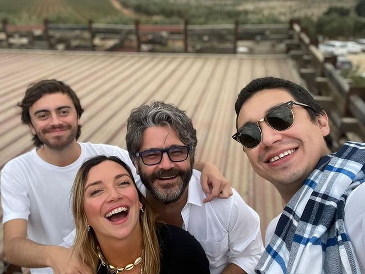 La actriz -abrazada su novio el artista Martín Altomaro- y atrás de ella, su hermano Roberto (Foto: Regina Blandón / Instagram)