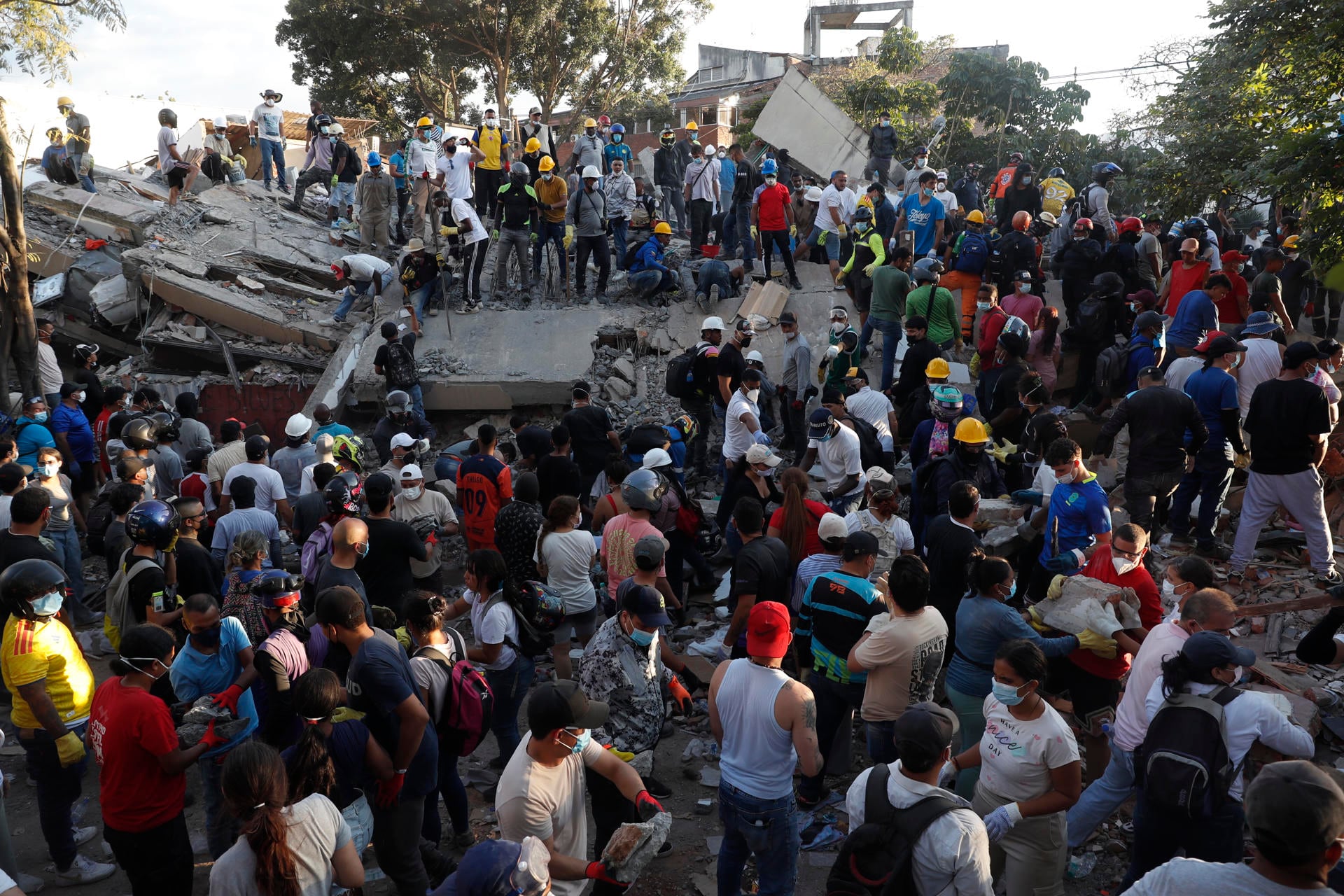 Personas trabajan en labores de rescate en una edificación colapsada por el terremoto de magnitud 7,4 que sacudió Cali, Colombia. (EFE/ Ernesto Guzmán Jr).