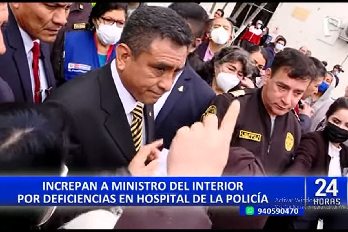 El ministro del Interior, Willy Huertas, es rodeado por pacientes y familiares en el Hospital de la Policía.
