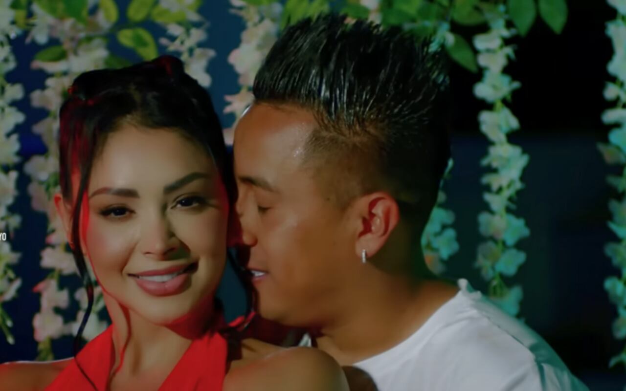 El estreno de "Hasta el fin del mundo" no ha estado exento de controversia. El conductor Rodrigo González, conocido como Peluchín, afirmó que la canción ya había sido dedicada anteriormente por Christian Cueva a su todavía esposa y expareja, Pamela López | Foto: YouTube (Captura)