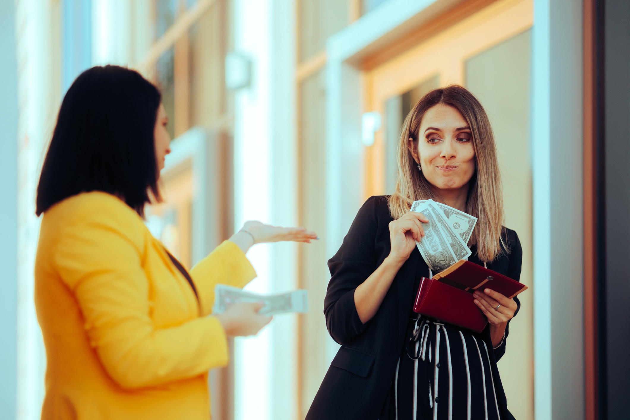 Si estás decidido a prestar plata a un amigo, documenta el préstamo y pónganse de acuerdo sobre la cantidad, el plazo y las condiciones de la devolución para no tener problemas. Foto: Istock