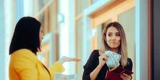 Si estás decidido a prestar plata a un amigo, documenta el préstamo y pónganse de acuerdo sobre la cantidad, el plazo y las condiciones de la devolución para no tener problemas. Foto: Istock