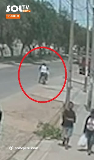 Cámara captó a los sujetos que arrojaron el explosivo y huyeron a los pocos minutos.