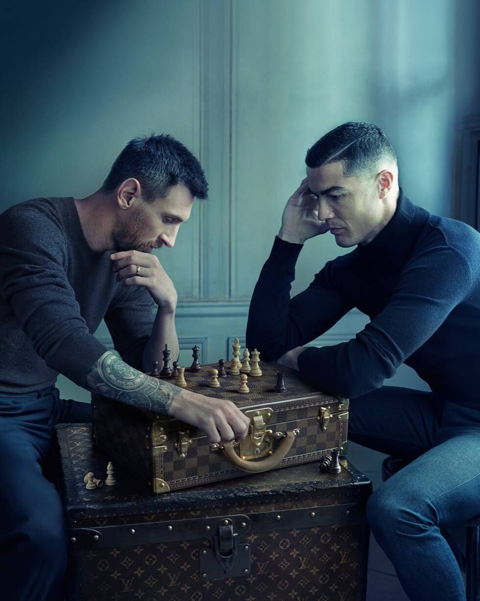 Foto de Lionel Messi y Cristiano Ronaldo en pleno Mundial Qatar 2022 para la marca Louis Vuitton. (Foto: @louisvuitton).
