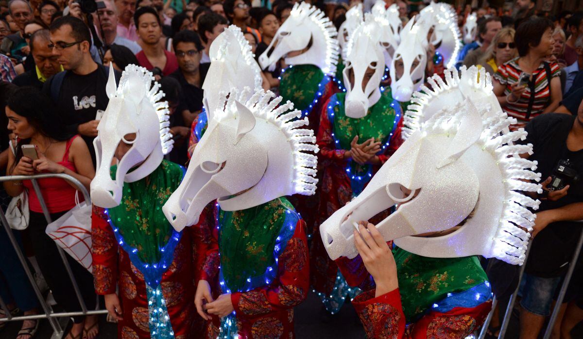 Los artistas se preparan para el Desfile del Año Nuevo Chino de Sídney para el Año Nuevo Lunar el 2 de febrero de 2014, en el que fue el Año del Caballo. (Foto: William West / AFP)