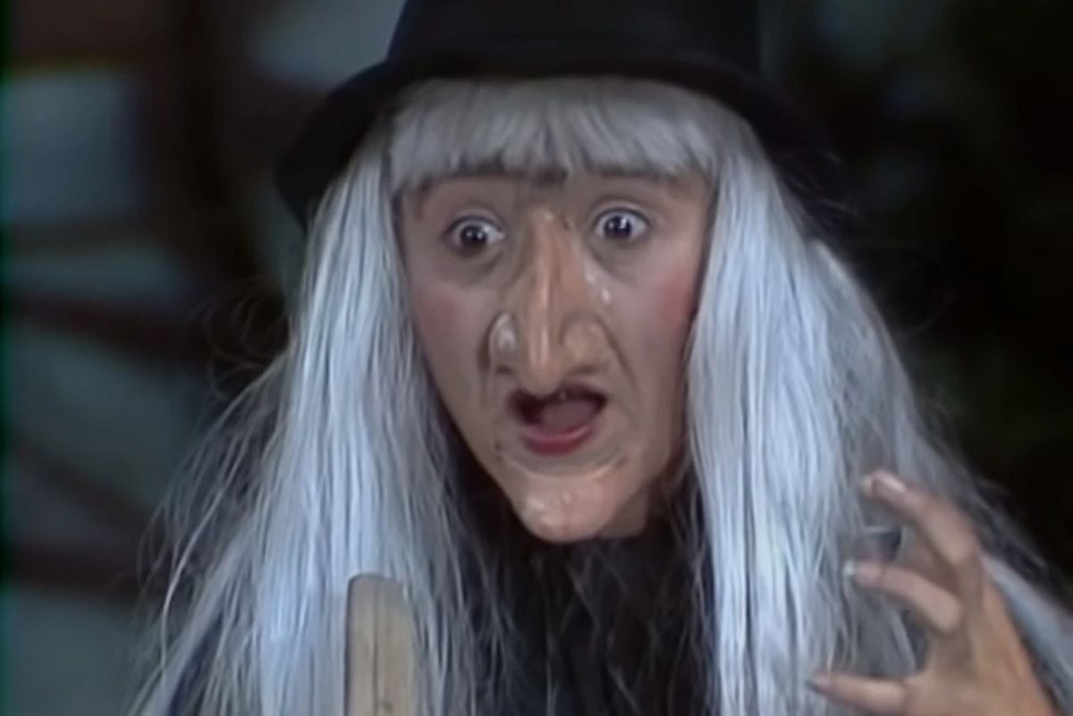 La varita de la Bruja Baratuja sirve para convertir a una mujer en un árbol y un leñador para cortarlo con un hacha (Foto: Televisa)