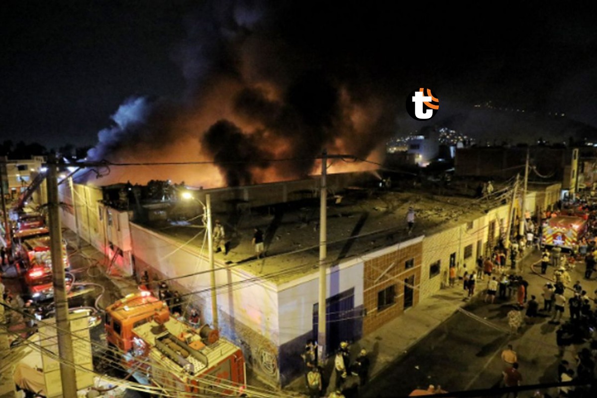 Un incendio de importante magnitud consumió un almacén de plásticos y juguetes chinos | Foto: Joel Alonzo