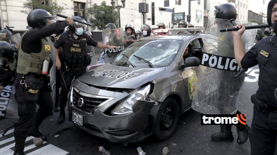 Manifestantes destruyen un patrullero en avenida Abancay. (Foto: Anthony Niño de Guzmán - GEC)