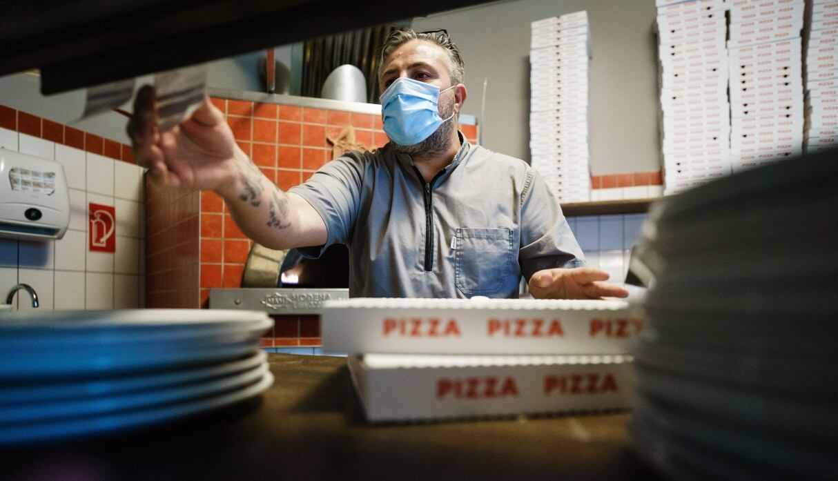 Varios comercios en Europa se han visto perjudicados producto de las medidas restrictivas por el coronavirus. (EFE/EPA/CLEMENS BILAN)