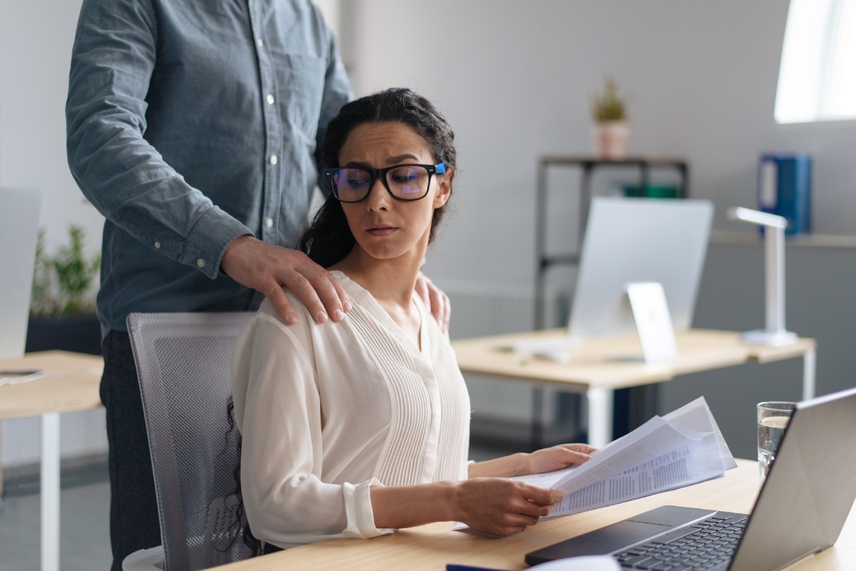 Conoce las principales señales de acoso sexual laboral y qué hacer si eres víctima de estas conductas. Foto: Istock.
