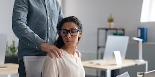 Conoce las principales señales de acoso sexual laboral y qué hacer si eres víctima de estas conductas. Foto: Istock.