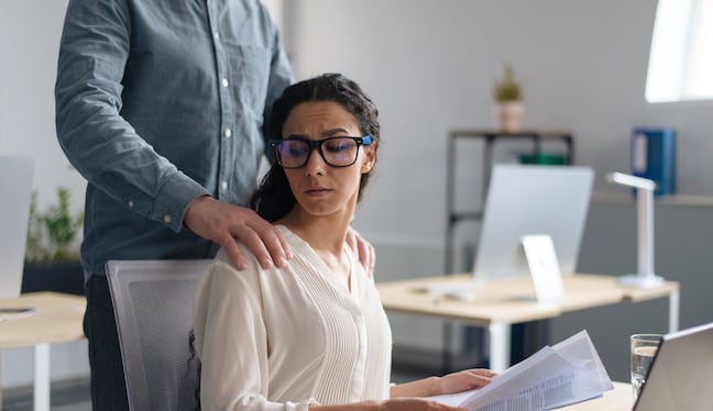 Conoce las principales señales de acoso sexual laboral y qué hacer si eres víctima de estas conductas. Foto: Istock.