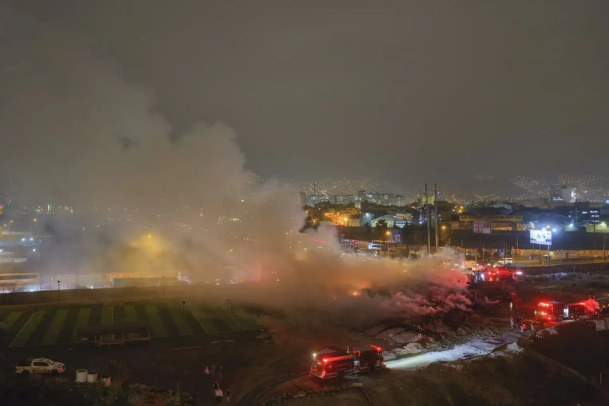 El incendio generó una extensa humareda que cubrió parte de la zona cercana a la Panamericana Norte en Los Olivos. (Foto: Andina)