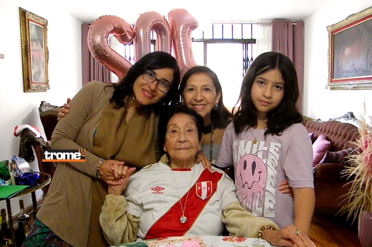 Doña Regina recibió feliz sus 102 años, gozando de buena salud y del amor de su familia. (Isabel Medina / Trome).