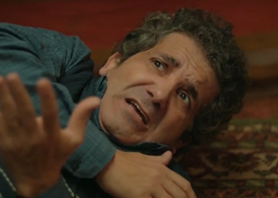 Orhan defiende a Sengül y Emel de unos malhechores. (NG Medya)