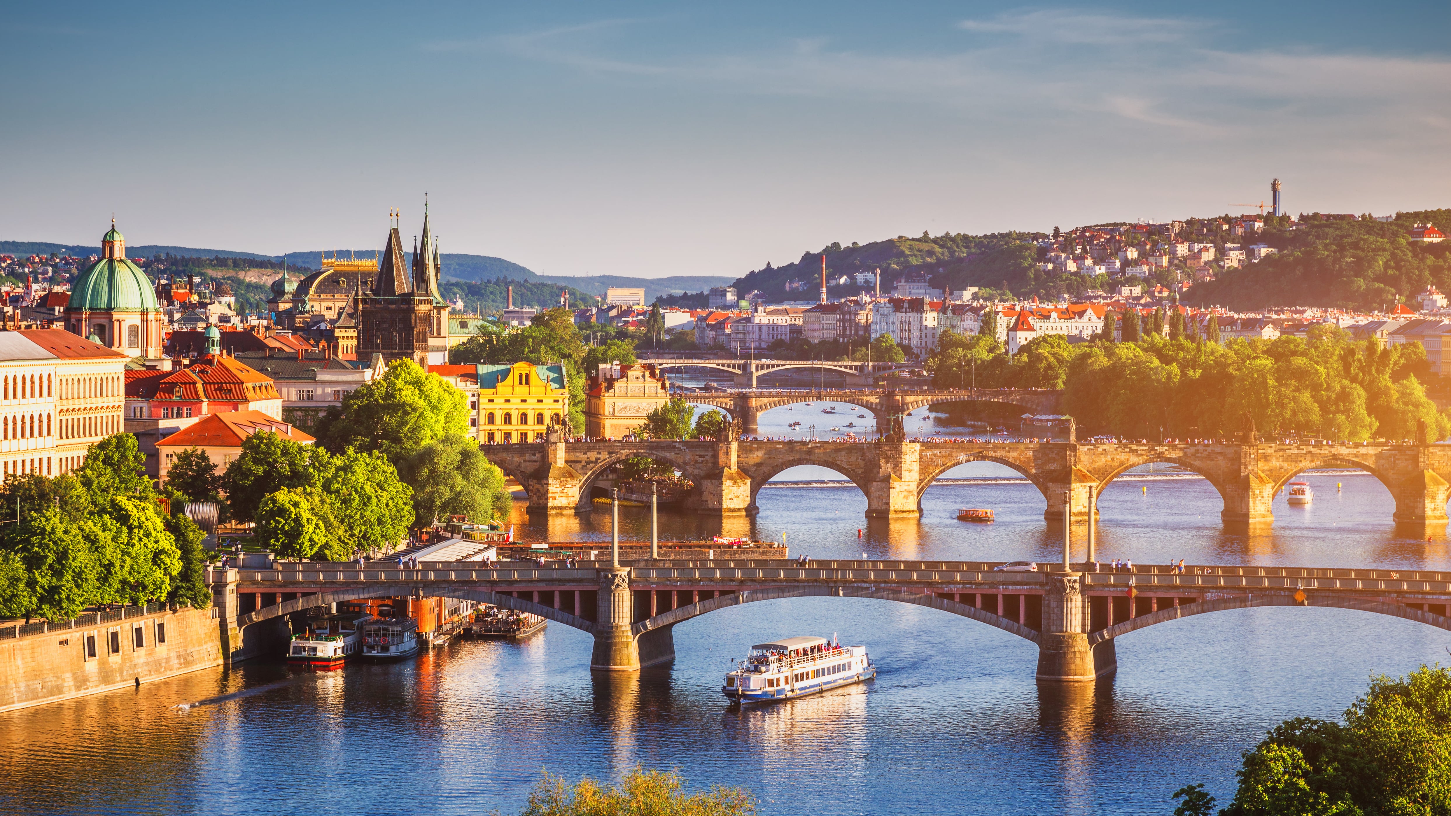 El Puente de Carlos en Praga, República Checa, es un icono gótico construido entre 1357 y 1402 sobre el río Moldava.