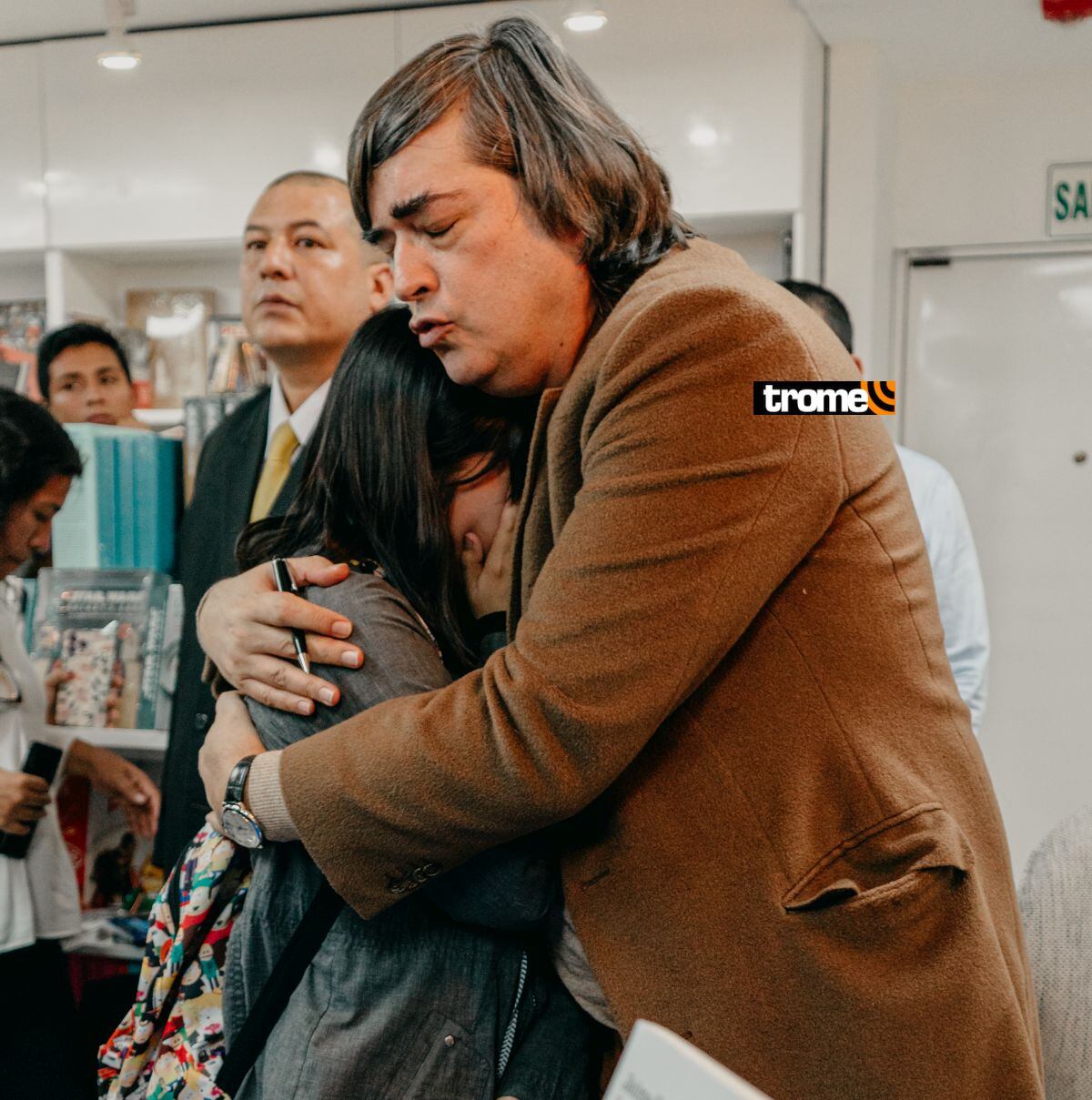 Jaime Bayly abraza a emocionada fan. (Foto: Revuelta Editores)