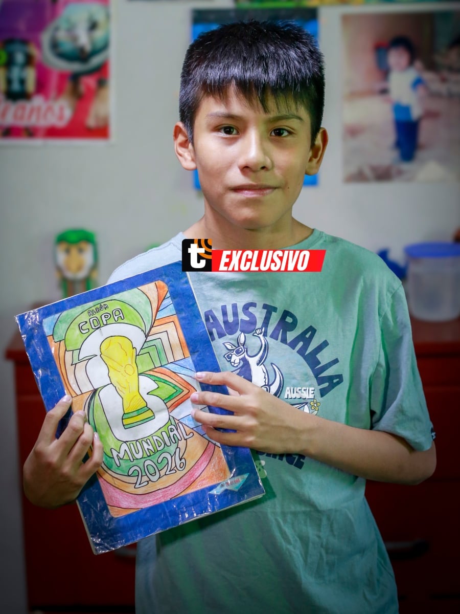Con creatividad, paciencia y mucho amor por el fútbol, Mathías Flores, de 11 años, decidió elaborar su propio álbum del Mundial cuando descubrió que no podía comprar el original. Foto: César Bueno.