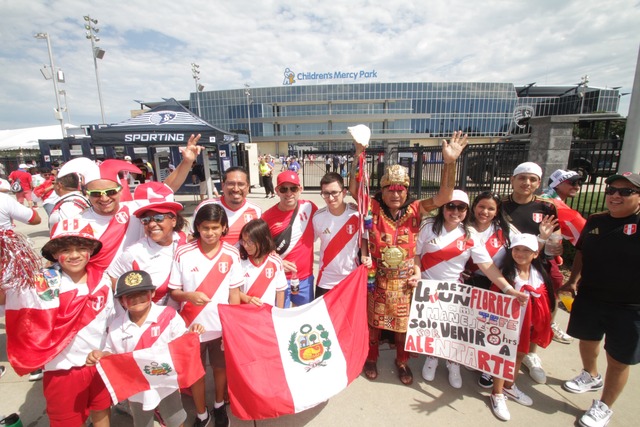 Hinchada blanquirroja se hizo presente en el Perú - Canadá. ( Foro: Alan Ramírez @gec)