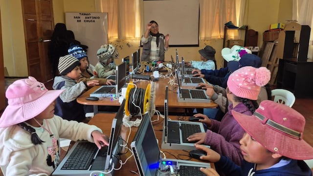 Niños aprenden diseño 3D y robótica a más de 4,000 m.s.n.m.