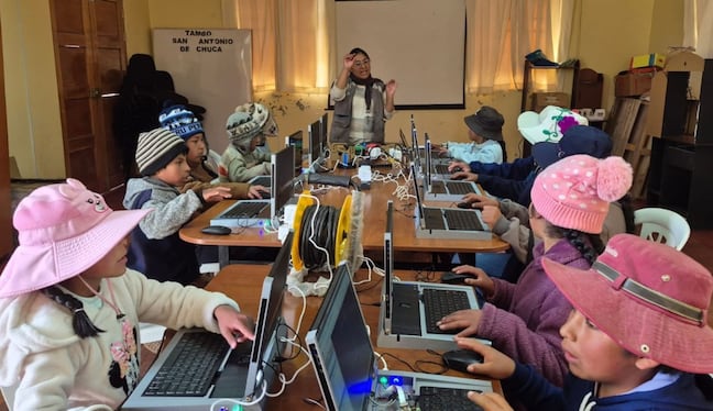 Niños aprenden diseño 3D y robótica a más de 4,000 m.s.n.m.