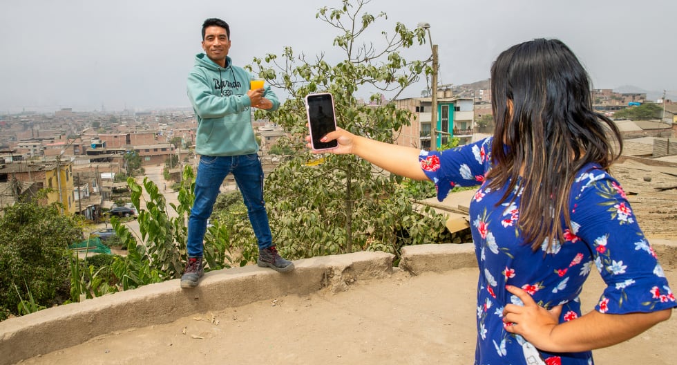 Barman con estilo Tiktoker que enseña a preparar cócteles ‘la rompe’ en las redes sociales