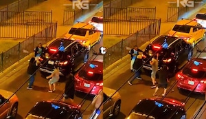 ¡Terror en Ate! Captan a delincuentes atacando a balazos una camioneta en pleno tráfico