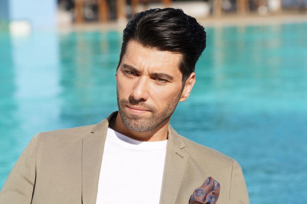 Tolga le devuelve a Özgür su restaurante (Foto: Gold Film)