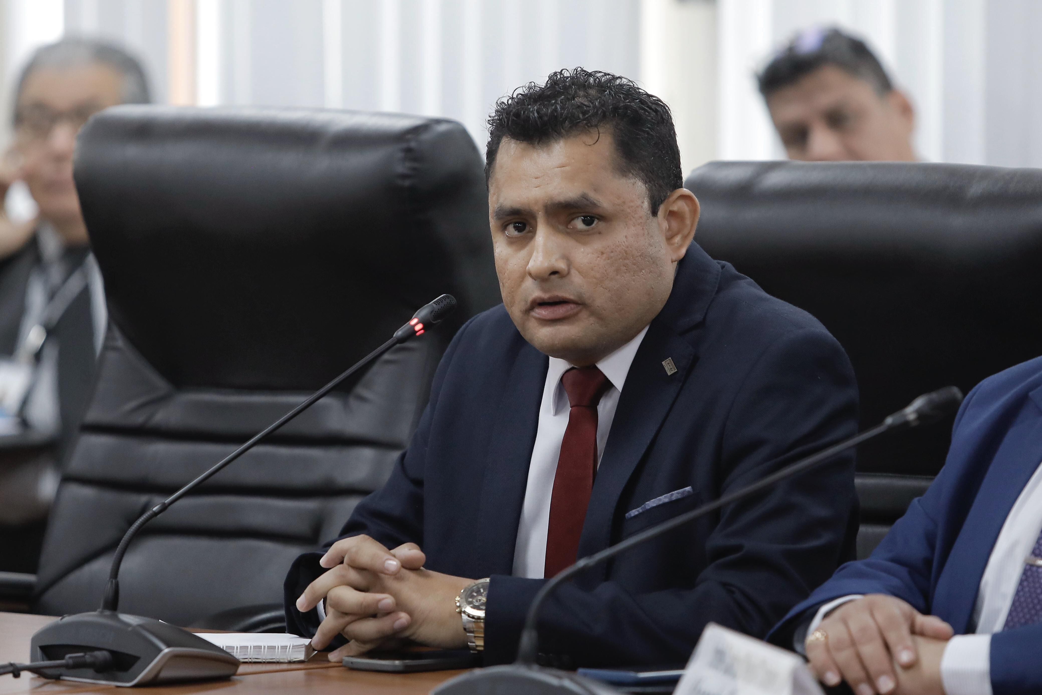 El capitán PNP Junior Izquierdo entregó al Ministerio Público el audio original con supuestamente el ministro Juan José Santiváñez. (Foto: Joel Alonzo / @photo.gec)