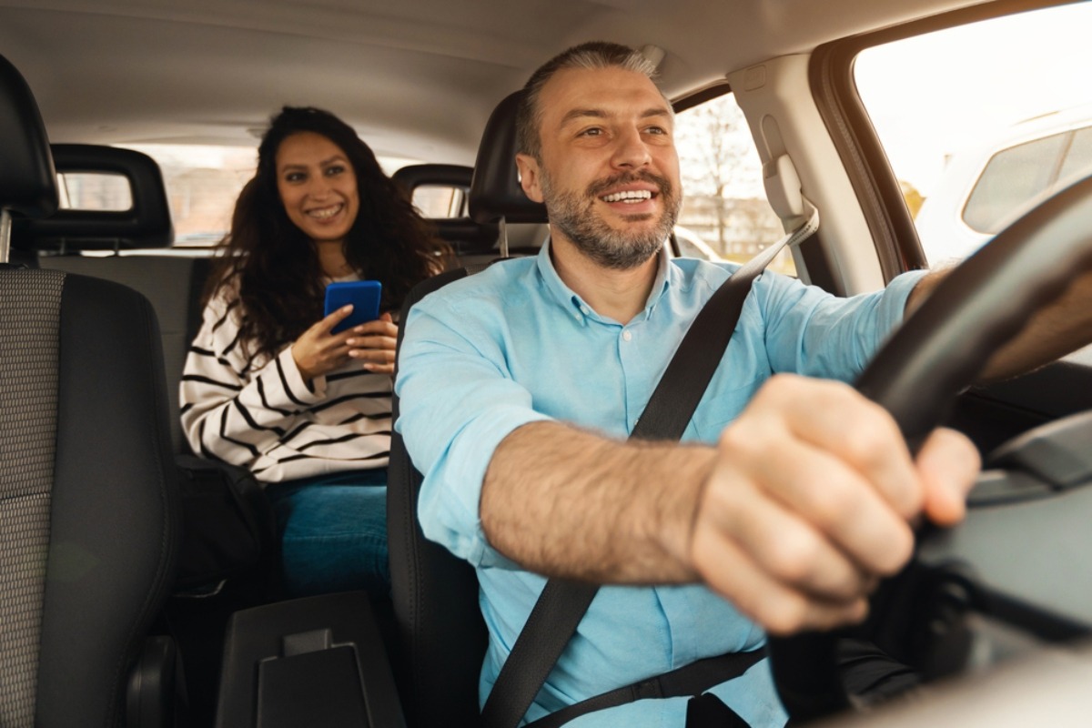Sigue estos consejos para que tu viaje en taxi sea seguro. Foto: Istock.