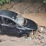 Chanchamayo: Desborde de río arrastra auto y ocupantes salvan de morir