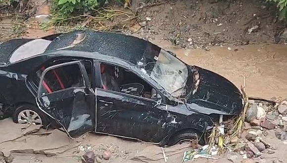 TROME | Chanchamayo: Desborde del río Garou arrastra auto ( Redes sociales)