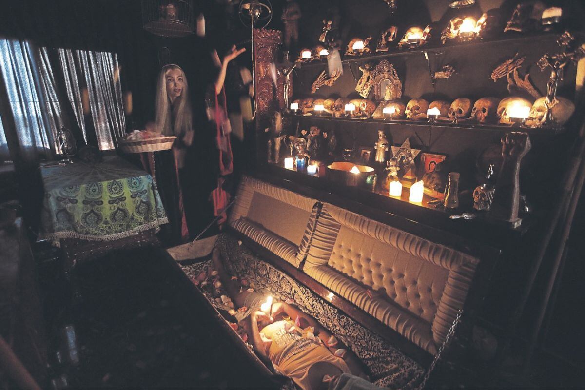 Lucrecia Black cuenta que uno de los rituales que realiza para el éxito es la cámara del rejuvenecimiento espiritual que es un ataúd. (Foto: GEC/ Anthony Niño de Guzmán)