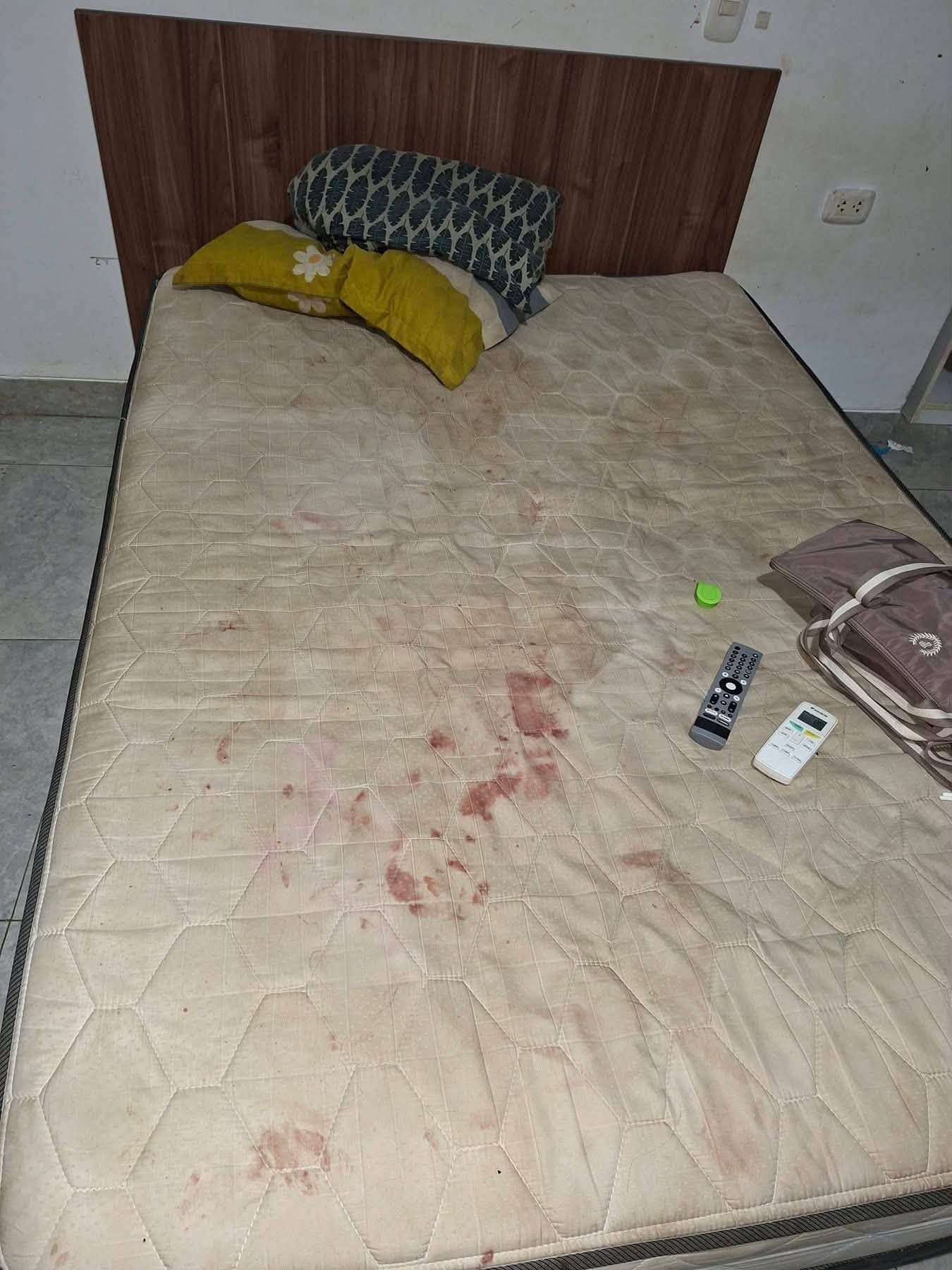 El colchón y otros muebles quedaron manchados de sangre. Foto: Difusión