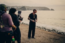 Ke Personajes grabó videoclip en playas del sur de Lima y confirma su regreso al Perú en 2026