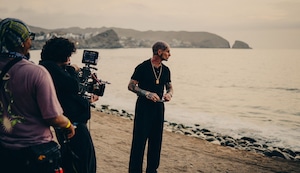 Ke Personajes grabó videoclip en playas del sur de Lima y confirma su regreso al Perú en 2026