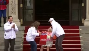 Mujer se desmaya frente a Dina Boluarte, al recibir su título de propiedad | VIDEO