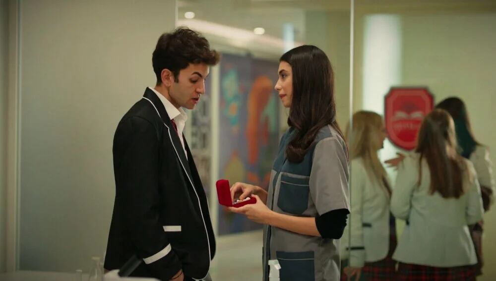 Tolga intenta conquistar a Cemile en la telenovela turca "Hermanos" (Foto: NG Medya)