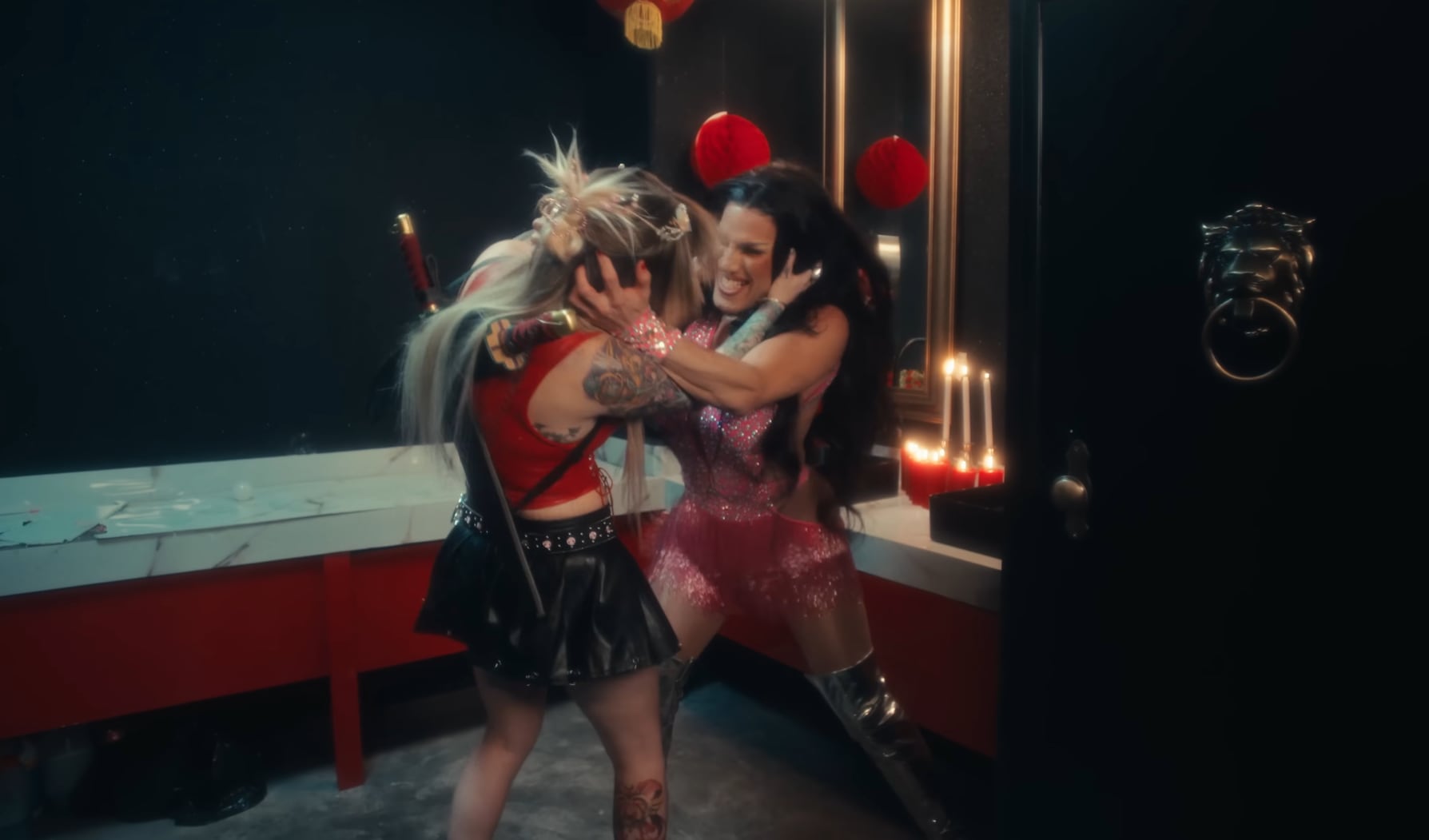 Videoclip 'La Angurrienta'. (YouTube: Leslie Shaw)