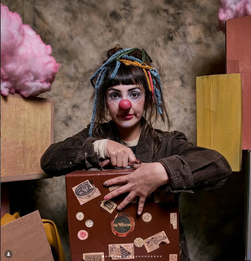 Entre la intensidad y el juego escénico, Gia también explora su faceta como clown. Foto: Instagram Gia Rosalino.