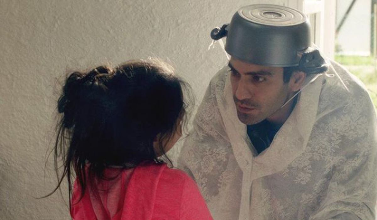 El actor interpretando a Demir, quien empieza a querer poco a poco a su hija. (Foto: TV8)