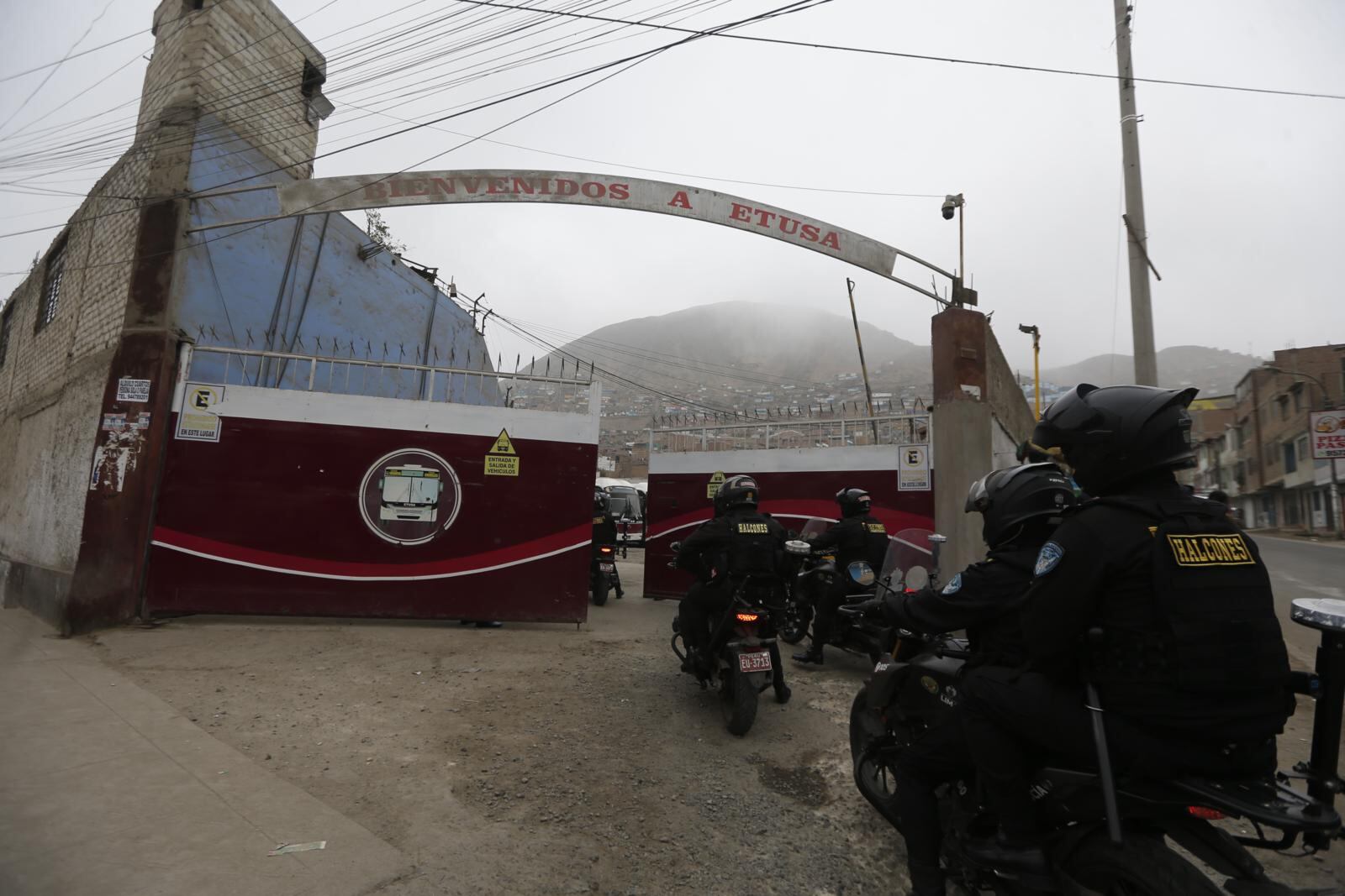 Tras el atentado, policías de 'Los Halcones' brindaron protección a la empresa Etusa.