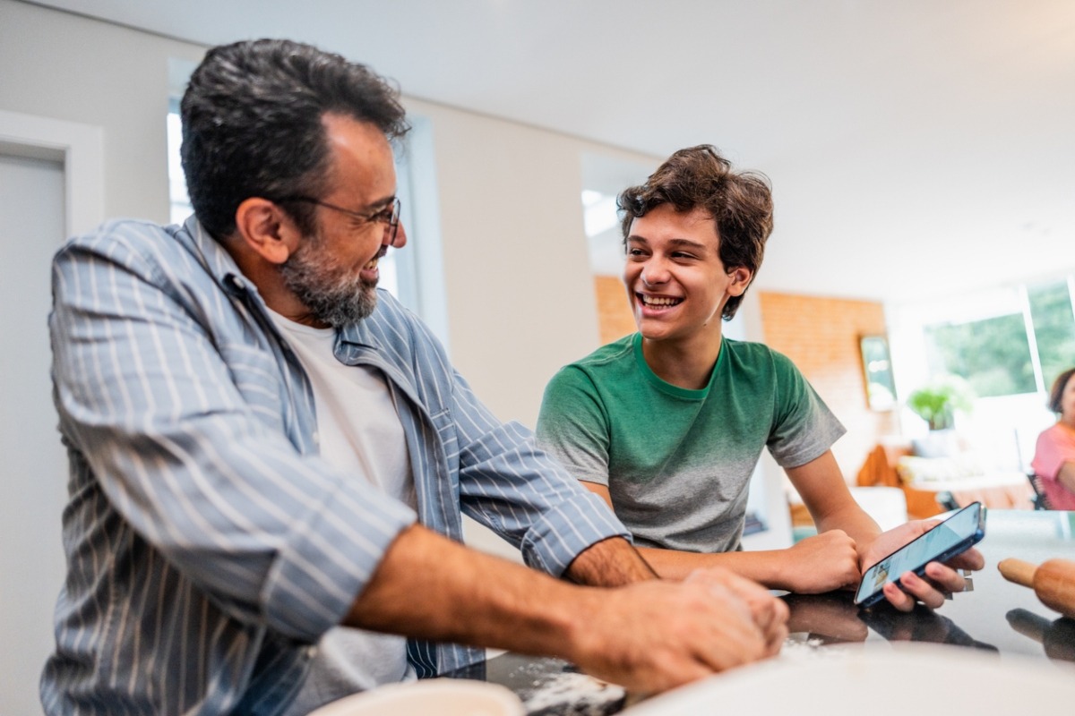 Poner límites a los hijos adolescentes es una tarea desafiante, pero con diálogo se puede lograr el equilibrio. Foto: Istock.