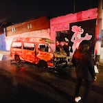 Extorsionadores incendian combi a pocos metros de la Municipalidad