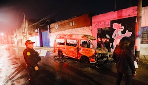 ¡Quinto ataque en 30 días! Extorsionadores incendian combi a pocos metros de la Municipalidad del Callao