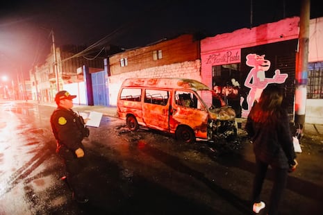 ¡Quinto ataque en 30 días! Extorsionadores incendian combi a pocos metros de la Municipalidad del Callao