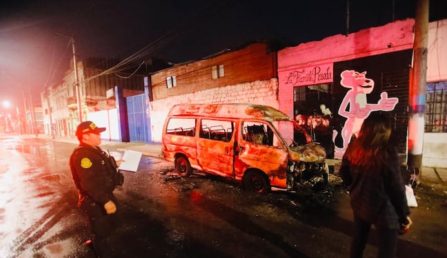 Una combi quedó destrozada tras ser incendiada por extorsionadores en el Callao. (Foto: César Grados / @photo.gec)